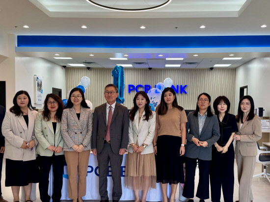 PCB 뱅크 조지아주 스와니 지점이 오픈 1주년을 맞아 기념 사은행사를 개최했다. 이날 행사에는 PCB 뱅크 헨리 김 행장(사진 왼쪽에서 네번째)과 스와니 지점 정은정 지점장(사진 왼쪽에서 세번째) 및 직원들이 함께 기념촬영을 하고 있다.