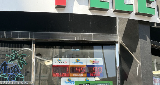 LA코리아타운의 한 편의점에 파워볼 잭팟상금 10억달러가 표시돼 있다.[heraldk.com]
