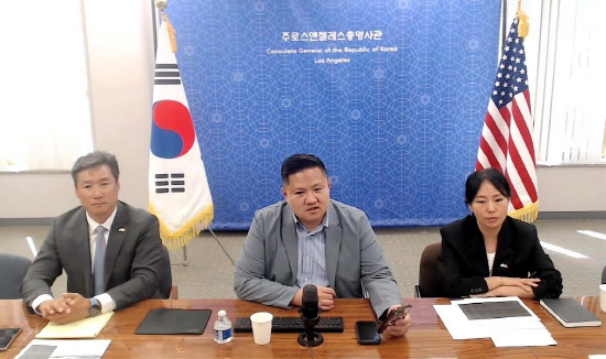 유학생 비자 제도 설명하는 이지은 영사(우측부터), 김덕균 변호사, 이승용 영사[주LA총영사관 비자 설명회 웨비나 갈무리=연합]