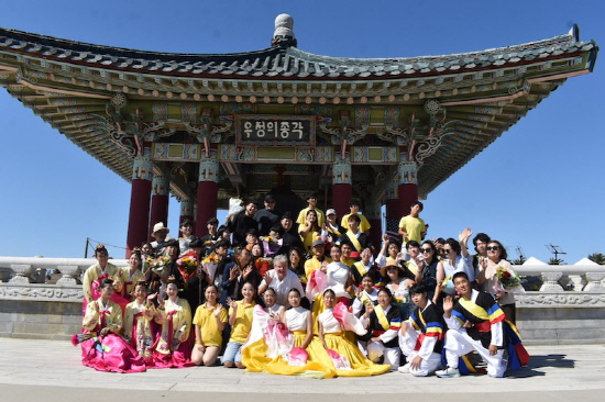 한국의 아동양육시설을 지원하는 셰어링러브인코리아의 창립 10주년 공연을 마친 신애원 오케스트라와 흥사단 보이스카웃,파바의 사물놀이 공연팀 등이 단체로 기념사진을 찍고 있다.[제공=셰어링러브인 코리아]