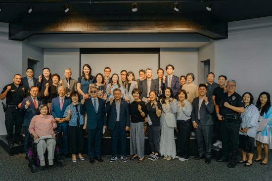 강 드림재단의 후원금 전달식에서 참석자들이 기념촬영을 하고 있다.맨 앞줄 가운데가 케빈 강 재단 이사장<사진=강드림재단 제공>