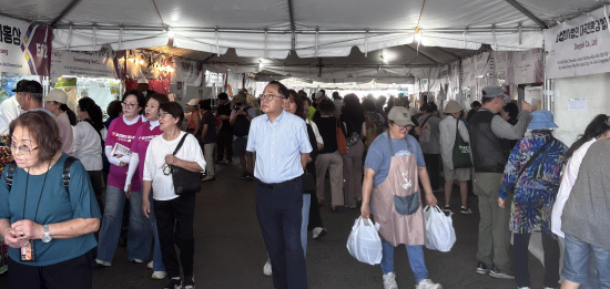 제53회 한인축제 첫날인 1일 방문객들이 한국 농수산 엑스포 부스를 찾아 둘러보고 있다.<사진=축제재단 제공>