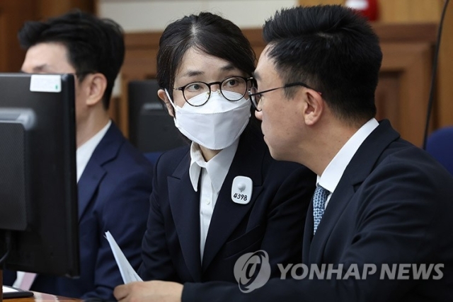 법정에 출석한 김건희가 변호인과 얘기를 나누고 있다.[AP=연합 자료]