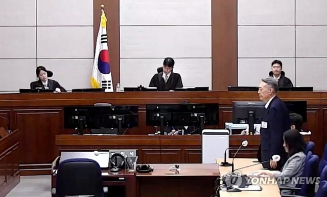 윤석열 전 대통령이 27일 서울 서초구 서울중앙지방법원에서 열린 공직선거법 위반 혐의 사건 1심 선고 공판에 출석해 선고 주문을 듣고 있다. (연합)