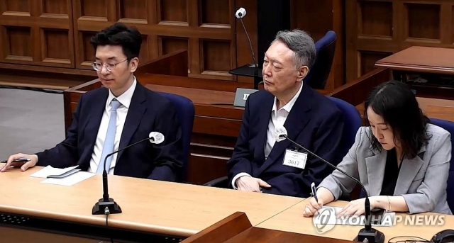 윤석열 전 대통령이 27일 서울 서초구 서울중앙지방법원에서 열린 공직선거법 위반 혐의 사건 1심 선고 공판에 출석해 있다.(연합)
