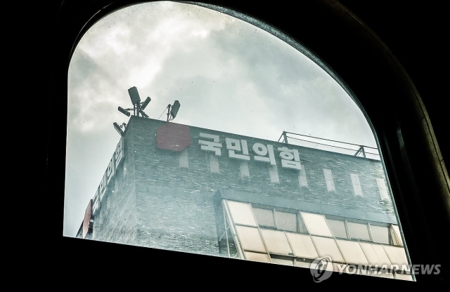 제20대 대선 과정에서 허위 사실을 공표한 혐의로 재판에 넘겨진 윤석열 전 대통령이 1심에서 징역형의 집행유예를 선고받았다. 이 형이 확정될 경우 국민의힘은 대선 때 보전받은 선거비용 397억원을 중앙선거관리위원회에 반환해야 한다. (연합)