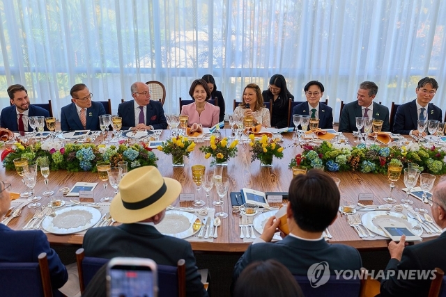 룰라 브라질 대통령의 부인 호잔젤라 다시우바 여사가 27일(현지시간) 브라질리아 대통령관저에서 열린 이재명 대통령 부부 환영 국빈 오찬에서 발언하고 있다.(브라질리아=공동취재단/연합)