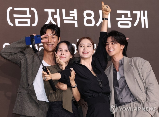 28일 서울 중구 앰배서더서울풀만호텔에서 열린 쿠팡플레이 시리즈 '지금 불륜이 문제가 아닙니다' 제작보고회에서 배우 김재철(왼쪽부터), 조여정, 김혜수, 김지훈이 포즈를 취하고 있다.(연합)