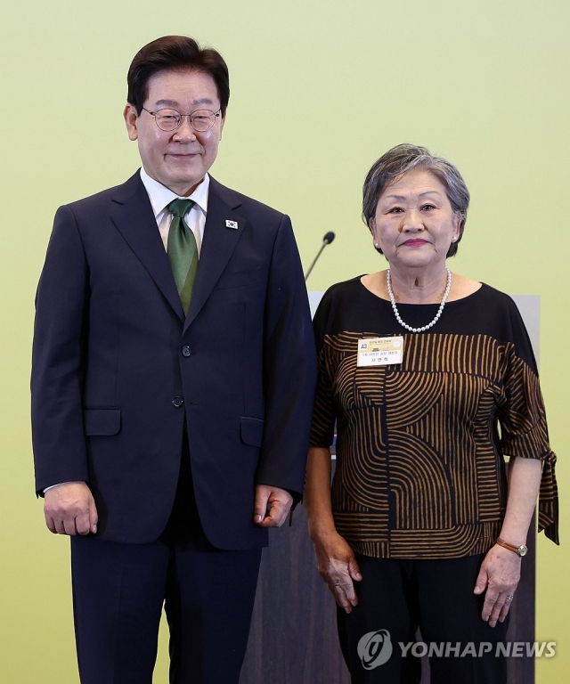 이재명 대통령이 28일(현지시간) 브라질 상파울루 한 호텔에서 열린 동포 오찬간담회에서 1차 공식 이민선인 치차렝카호 생존자인 서연희씨에게 감사패를 전달한 뒤 기념 촬영을 하고 있다. (상파울루=연합)