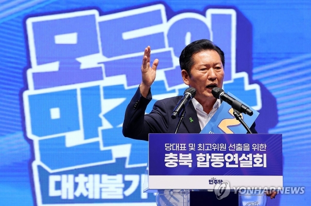 더불어민주당 정청래 당 대표 후보가 1일 충북 청주시 CJB미디어센터에서 열린 당대표·최고위원 순회경선 합동연설회에서 정견 발표를 하고 있다. (연합)