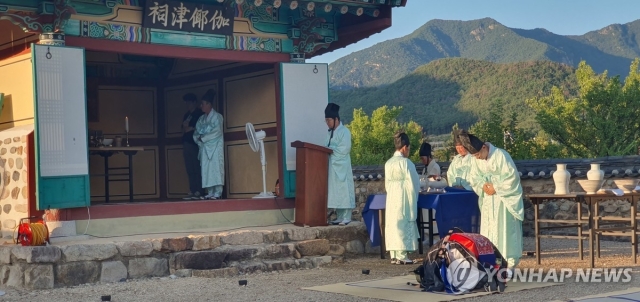 지난달 30일 경남 양산시 원동면 용당리 가야진사에서 가야진용신제보존회가 기우제를 열고 있다. [양산시 제공=연합]