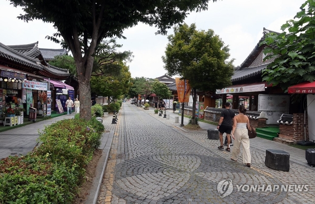 전북 전주에 폭염경보가 내려진 1일, 전주한옥마을이 비교적 한산한 모습이다.(연합)