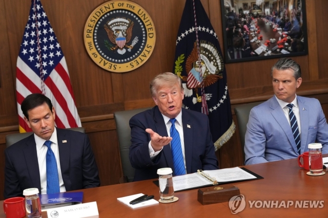 7월 31일(현지시간) 메릴랜드주 캠프 데이비드에서 열린 내각회의에서 트럼프 대통령이 발언하는 가운데, 왼쪽에서 마코 루비오 국무장관과 피트 헤그세스 국방장관이 듣고 있다. [AP=연합]