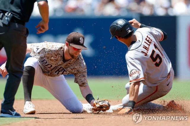 이정후가 2회 2루수쪽 내야 안타로 나간 뒤 곧바로 2루를 훔쳐 시즌 7번째 도루에 성공하고 있다.[Imagn Images=연합]