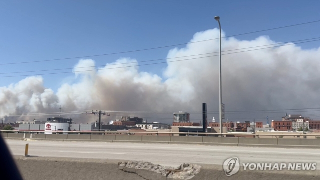 지난 1일(현지시간) 미국 워싱턴주 스포캔시(市) 상공에 거대한 연기 기둥이 치솟고 있다. [터너 서튼/로이터=연합]