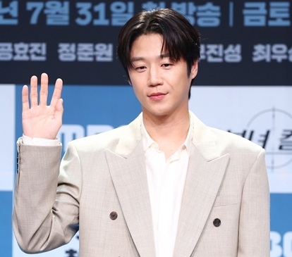 배우 정준원이 지난달 30일 오후 서울 마포구 MBC 골든마우스홀에서 열린 새 금토드라마 '유부녀 킬러' 제작발표회에서 포즈를 취하고 있다. [연합]