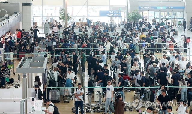 8일 오전 인천국제공항 1터미널 면세구역이 해외여행을 떠나는 여행객들로 북적이고 있다. [공항사진기자단=연합]