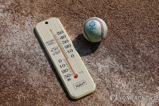 전국을 뒤덮은 폭염에 오늘과 내일 열릴 예정이었던 프로야구 1, 2군 경기가 모두 취소된 5일 서울 송파구 잠실야구장 그라운드에 놓인 온도계가 50도를 가리키고 있다. [연합]