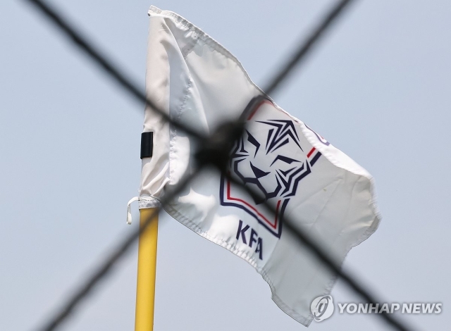 최악의 경기력으로 2026 국제축구연맹(FIFA) 북중미 월드컵 조별리그에서 탈락하며 32강 진출에 실패한 한국축구대표팀과 홍명보 감독, 축구협회 등에 대한 비판의 목소리가 커지고 있는 29일 충남 천안 대한축구협회가 있는 코리아풋볼파크 내 축구협회 로고 (연합)