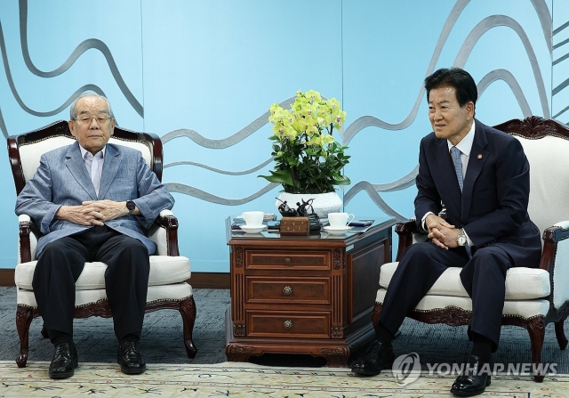 정동영 통일부 장관이 7일 서울 종로구 정부서울청사에서 평화통일고문회의 위원들과 차담회를 하고 있다. [통일부 제공=연합]