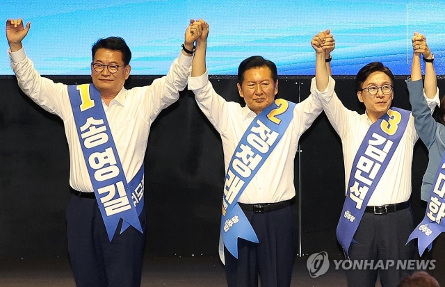 9일 오후 대구 인터불고 엑스코 호텔에서 열린 더불어민주당 당 대표 및 최고위원 선출을 위한 대구·경북 합동연설회에서 당 대표 후보자들이 손을 잡고 기념 촬영하고 있다. 왼쪽부터 송영길 후보, 정청래 후보, 김민석 후보. [연합]
