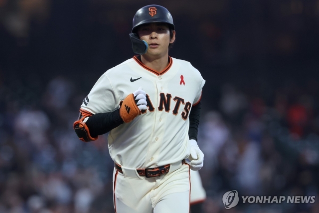 이정후가 시즌 9호 홈런을 날린 뒤 홈으로 들어오고 있다.[AP=연합]