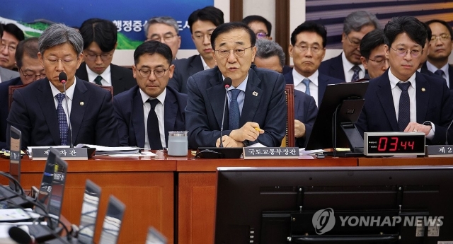 김윤덕 국토교통부 장관이 11일 국회에서 열린 국토교통위원회 전체회의에서 의원 질의에 답하고 있다. [연합]