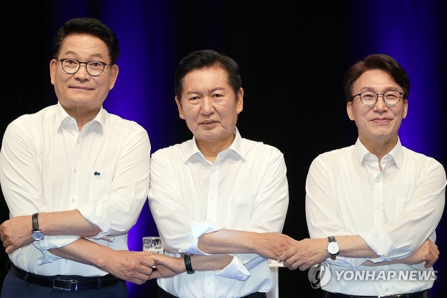 더불어민주당 당 대표 후보들이 10일 오후 전남광주 서구 KBC에서 열린 TV 토론회에서 양손을 잡고 있다. 왼쪽부터 송영길, 정청래, 김민석 후보.(연합)