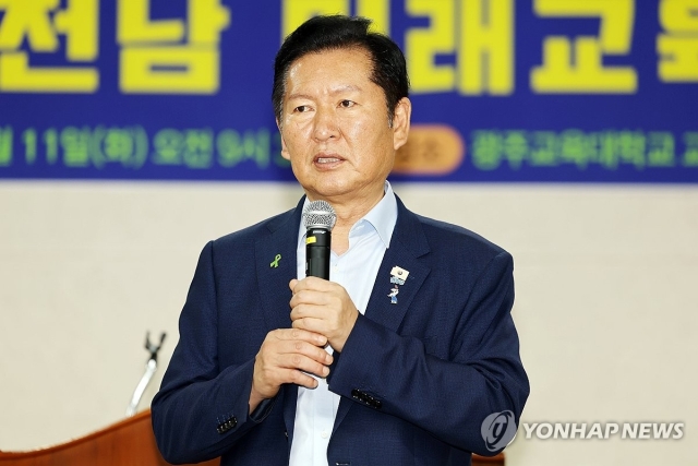 더불어민주당 8·17 전당대회에 출마한 정청래 당 대표 후보가 11일 오전 전남광주 북구 풍향동 광주교육대학교 교육매체센터에서 열린 초청강연회에 참석해 발언하고 있다. (연합)