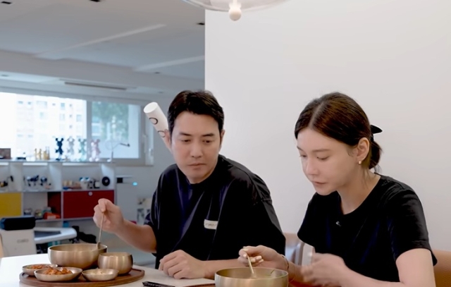 주상욱 차예련 부부가 닭곰탕을 먹고 있다.[차예련 유튜브 채널 갈무리]