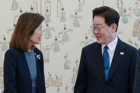 이재명 대통령이 12일 청와대에서 열린 주한대사 신임장 제정식에서 미셸 스틸 미국대사와 대화하고 있다. [연합]