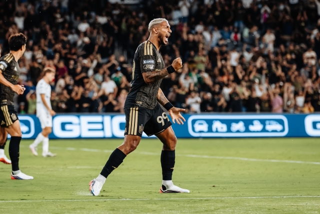0-1로 뒤져 있던 후반 12분 드니 부앙가가 동점골에 성공한 뒤 환호하고 있다.[LAFC제공]