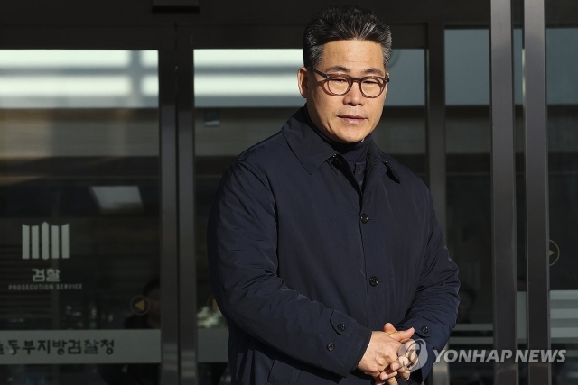 서울동부지검에 파견돼 3개월간 '세관 마약수사 은폐 의혹'을 수사한 백해룡 경정이 파견 종료 소회를 밝히기 위해 지난 1월 14일 서울동부지검 앞으로 이동하고 있다.(연합 자료)