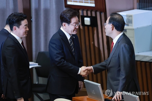 이재명 대통령이 지난 4월 2일 국회에서 2026 추가경정예산안 시정연설을 마친 뒤 당시 주호영 국회부의장과 대화하고 있는 모습. [연합뉴스 자료]