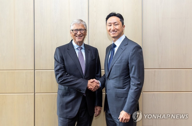 HD현대는 14일 정기선 HD현대 회장이 차세대 원전 기업 테라파워 창업자인 빌 게이츠 게이츠재단 이사장과 만나 '육상 원자로의 상용화를 위한 협력 방안'에 대해 논의했다고 밝혔다. 정기선 HD현대 회장(오른쪽)이 빌 게이츠 게이츠재단 이사장과 악수하며 기념 촬영하고 있다. [HD현대 제공]