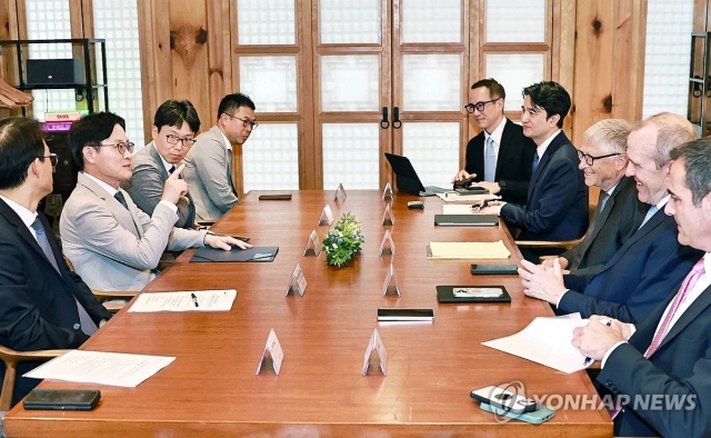산업통상부는 14일 김정관 산업통상부 장관이 차세대 원전 기업 테라파워 창업자인 빌 게이츠 게이츠재단 이사장과 만나 테라파워 소형모듈원자로 사업에 한국기업 참여 확대 방안 등을 논의했다고 밝혔다. 사진은 빌 게이츠 게이츠재단 이사장 면담 모습. [산업통상부 제공]
