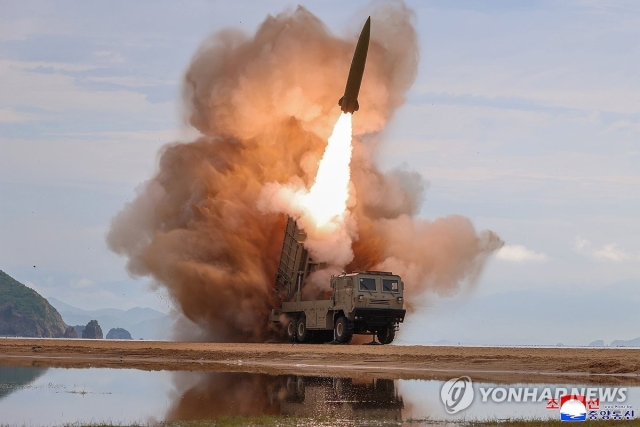 전술탄도미사일이 화염을 내뿜으며 해안 발사대에서 솟구치고 있다.(평양 조선중앙통신=연합자료)