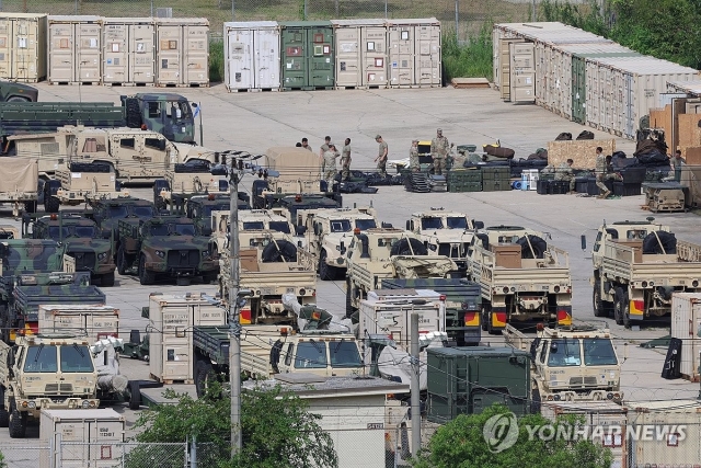 한미연합훈련 '을지 자유의 방패'(UFS)를 앞둔 13일 경기도 동두천시 주한미군 기지에서 미군 차량들이 대기하고 있다. 한미 군당국은 UFS 연습을 이달 17일부터 27일까지 실시한다. (연합)