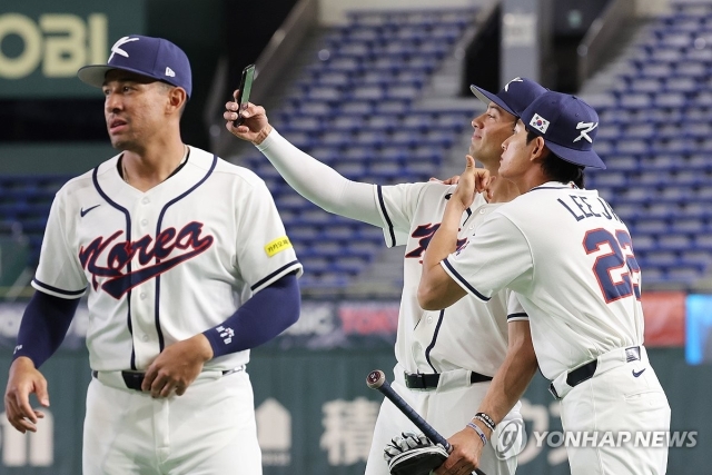 월드베이스볼클래식(WBC) 개막을 하루 앞둔 3월 4일 일본 도쿄돔에서 훈련을 마친 한국 대표팀 이정후가 셰이 위트컴과 기념촬영하고 있다. 왼쪽은 저마이 존스.[연합 자료]