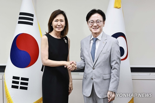 김정관 산업통상부 장관이 14일 서울 종로구 정부서울청사 집무실에서 미셸 스틸 주한미국대사와 만나 기념 촬영하고 있다. [산업통상부 제공]