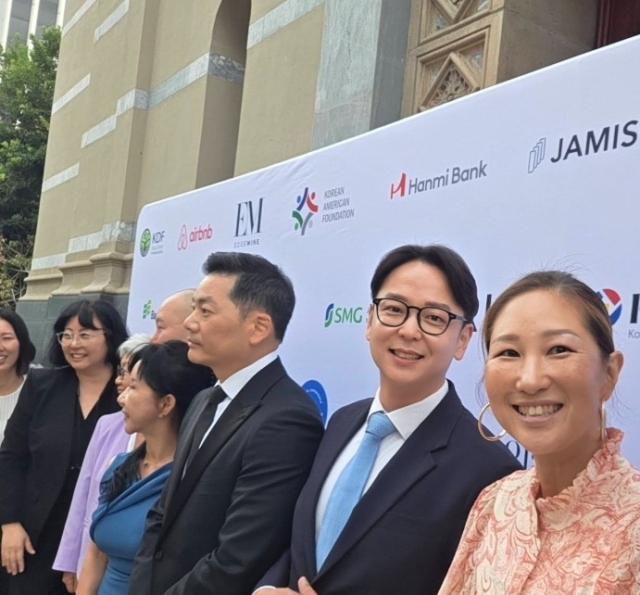 LA한인회 로버트 안 회장(가운데)과 스티브 강 이사장(오른쪽 두번째)이 헤리티지 나이트 행사장 포토존에서 기념촬영을 하고 있다.<LA한인회 김필성 이사 제공>