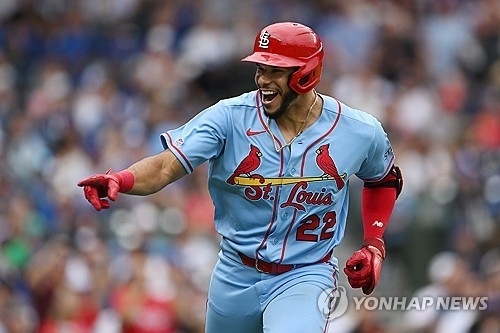 세인트루이스 조슈아 바에스가 15일(현지시간) 시카고 컵스를 상대로 빅리그 데뷔전을 치러 첫 타석에서 초구에 투런홈런을 날린 뒤 기뻐하고 있다.[AP=연합]