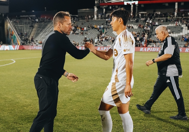 손흥민이 경기가 끝난 뒤 마크 도스 산토스 감독으로부터 격려를 받고 있다.[LAFC제공]