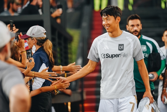 손흥민이 경기 전 워밍업을 마친 뒤 관중석의 팬들과 인사를 나누고 있다.[LAFC제공]