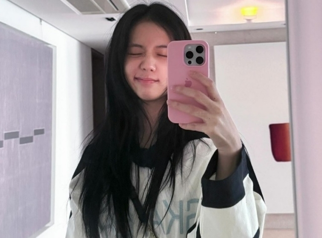 지수 왼쪽에는 박서보 화백의 작품이 오른쪽에는 이우환 화백의 작품이 걸려 있다.[지수 SNS]
