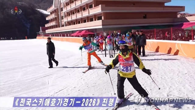 북한이 설 명절을 맞아 지난 2월 15∼17일 마식령스키장에서 개최한 '전국스키애호가경기-2026' 모습.[조선중앙TV 화면=연합]