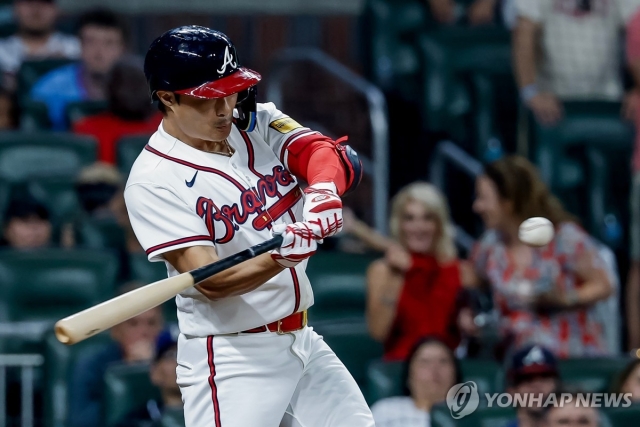 김하성이 모처럼 선발로 출전, 3회 첫 타석에서 안타를 뽑아내는 스윙을 하고 있다.[AP=연합]