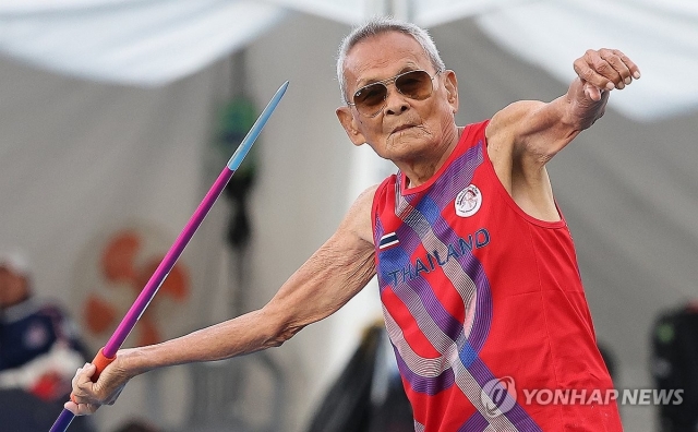 2026 대구세계마스터즈육상경기대회 최고령 참가자인 106세 태국인 사왕 잔프람씨가 29일 대구스타디움 보조경기장에서 400g 창던지기 남자 100세 이상에 단독 출전해 창을 던지고 있다. [연합]