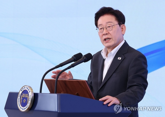 이재명 대통령이 28일 청와대에서 열린 '청년예산 언박싱 2027' 행사에서 발언하고 있다. [청와대통신사진기자단]