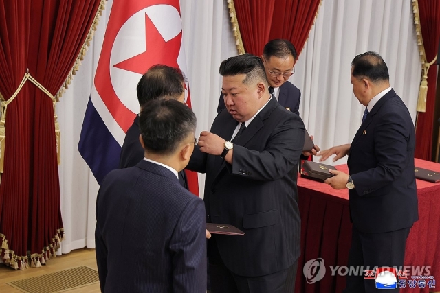 북한 조선중앙통신은 김정은 북한 국무위원장이 지난 29일 새로운 무기전투체계 개발 등에 공헌한 성원들에게 표창을 수여했다고 30일 보도했다.(평양 조선중앙통신=연합)